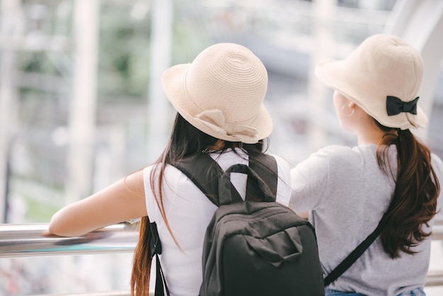 Achtergrondbeeld van vrouwen met een hoed die in de stad staan