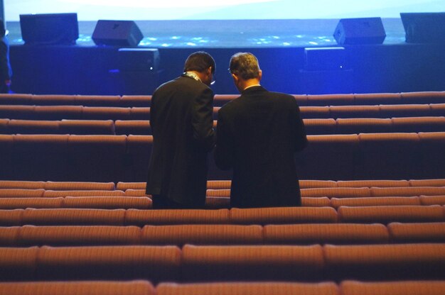 Achtergrondbeeld van zakenlieden die in het midden van de tribunes in het theater staan