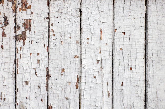 Achtergronden en textuur concept oude houten hek geschilderd in witte achtergrond