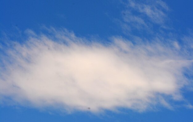 achtergrondfoto van witte wolken en heldere blauwe lucht