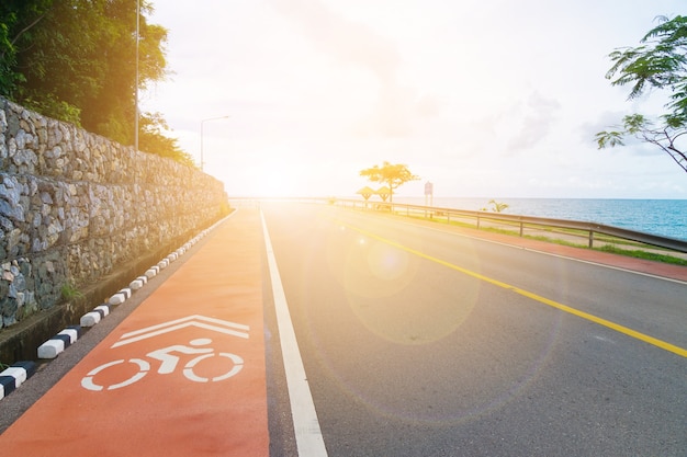 Achtergrondlandschap van Fietspad tussen weg en overzees