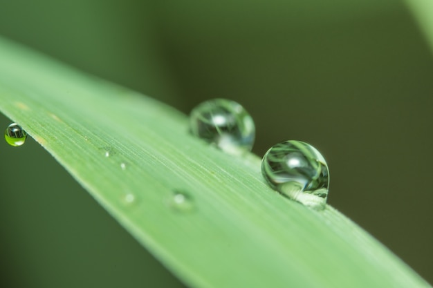 Achtergrondmacro waterdalingen op de installatie