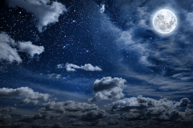 Achtergrondnachthemel met sterren en maan en wolken