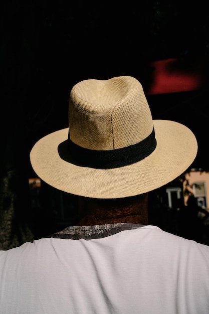 Foto achtergrondportret van een man die overdag een hoed draagt