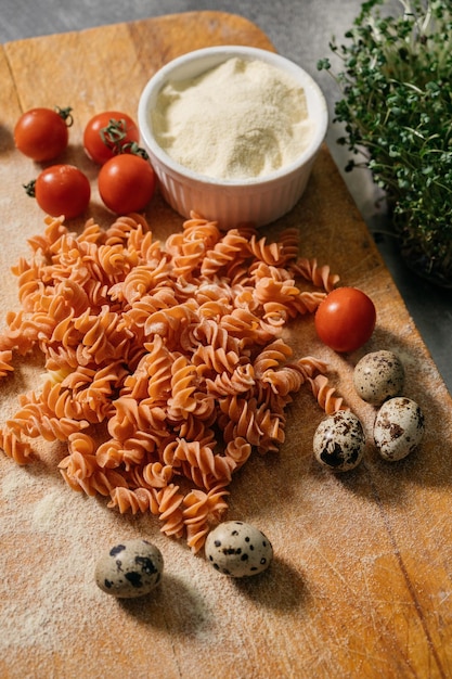 Achtergrondstructuur van driekleurige fusilli pasta voor traditionele Italiaanse en mediterrane keuken in een close-up full frame weergave. Hoge kwaliteit foto