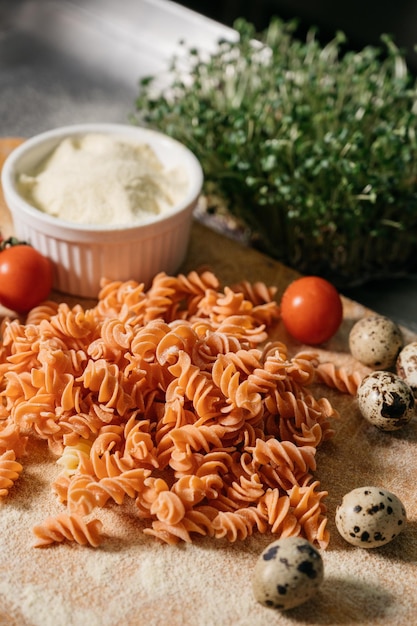 Achtergrondstructuur van driekleurige fusilli pasta voor traditionele Italiaanse en mediterrane keuken in een close-up full frame weergave. Hoge kwaliteit foto