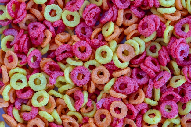 Foto achtergrondstructuur van gekleurde ringen van een droog ontbijt. voedselconcept. detailopname