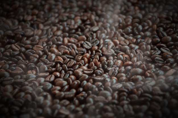 Achtergrondtextuur van een reusachtig aantal geurige en verse bruine geroosterde koffiebonen