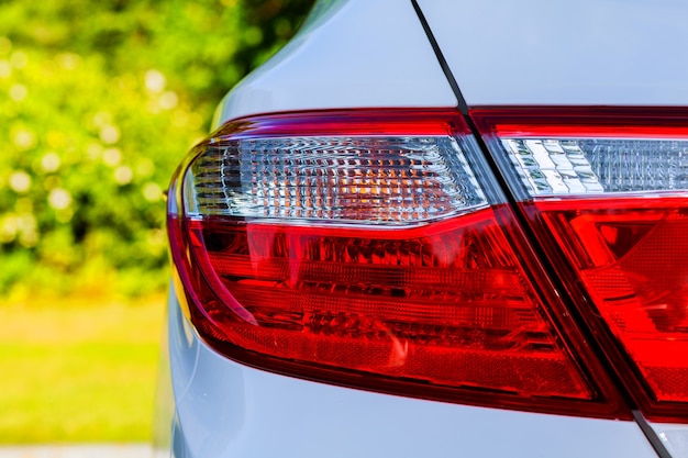 Foto achtergrondverlichting van witte auto