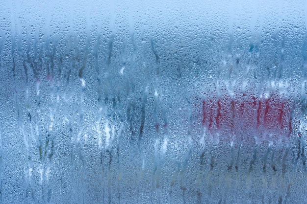 Achtergrondwaterdruppels op het glas nat vensterglas met spatten en druppels water en limoentextuur herfstachtergrond Condensatie op het glas