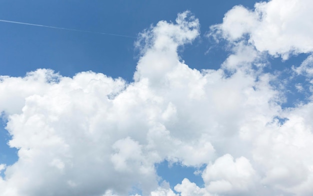 Achtergrondwolken in de lucht