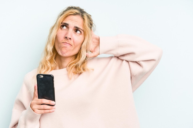 Achterhoofd aanraken, nadenken en een keuze maken