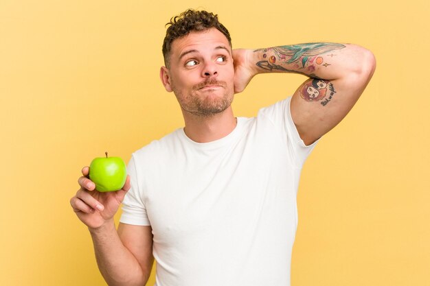 Achterhoofd aanraken, nadenken en een keuze maken