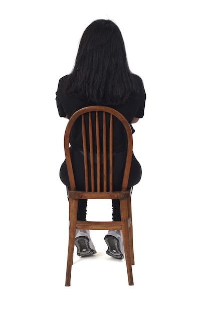 achterk bezichtiging, van, een, latijn, vrouw zitten, op, stoel, met, gekruiste wapens, op wit, achtergrond,