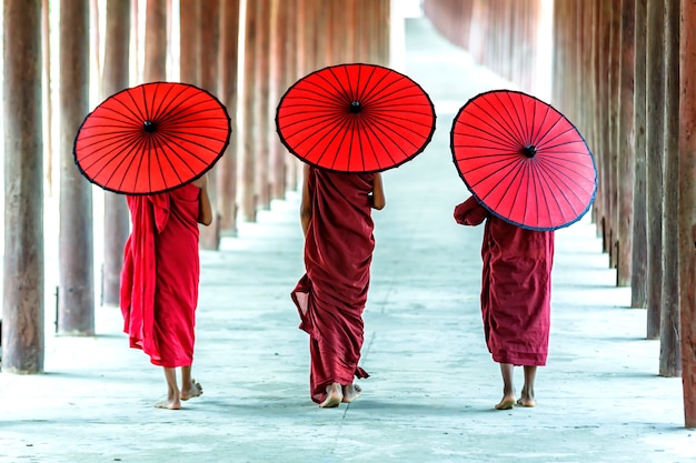 Foto achterkant van drie boeddhistische beginnende lopen in pagode, myanmar