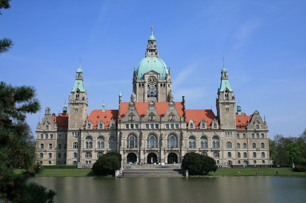 Achterkant van het stadhuis van Hannover tegen de blauwe hemel
