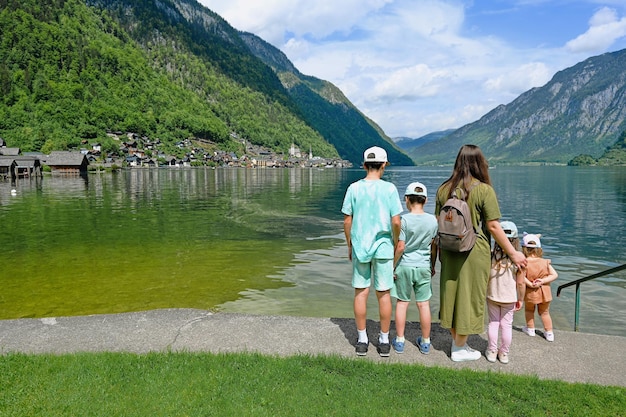 Achterkant van moeder met vier kinderen over het Oostenrijkse Alpenmeer in Hallstatt Salzkammergut Oostenrijk