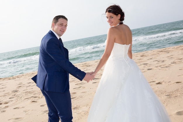 Achterkant van verliefde paar op het strand