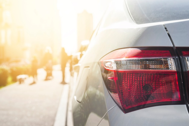 Foto achterlicht op zilveren auto op straat