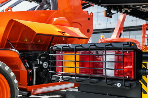 Achterlichten en remlichten van een bulldozer van een kiepwagentrekker