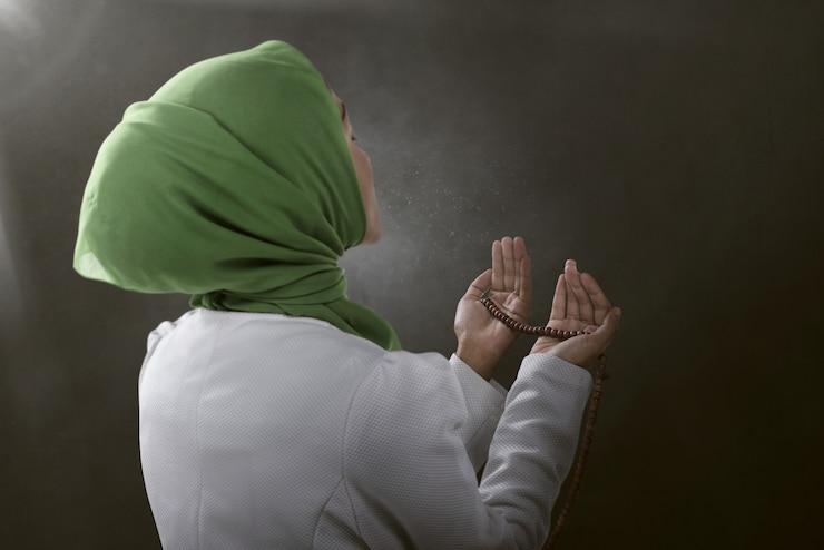 Foto achtermening van aziatische moslimvrouw die aan god bidden