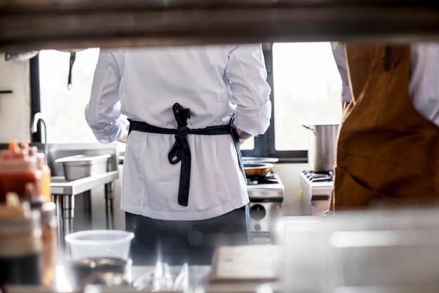 Achtermening van chef-kok het koken in de keuken