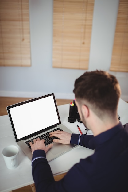 Achtermening van de mens die in bureau werkt