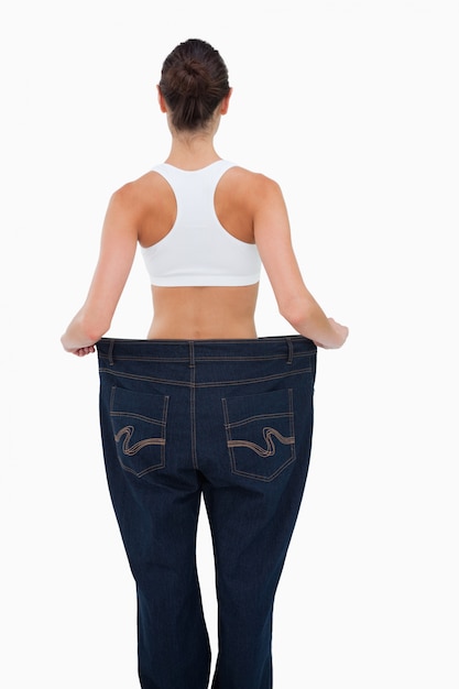 Achtermening van een vrouw die heel wat gewicht verloor