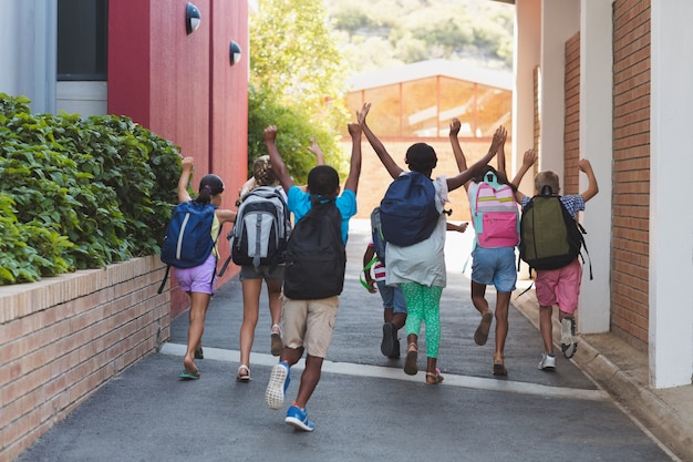 Achtermening van klasgenoten die op schoolcampus lopen