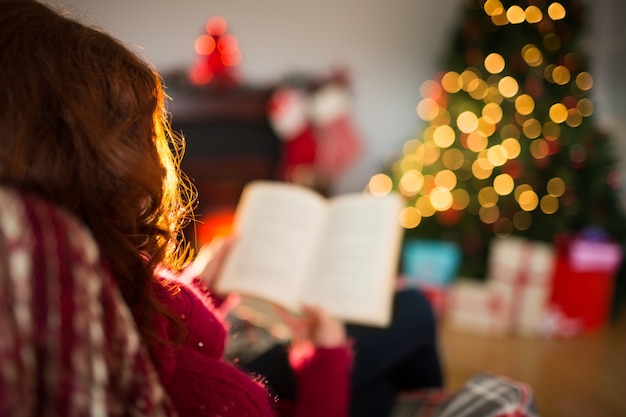 Achtermening van roodharige lezing bij Kerstmis