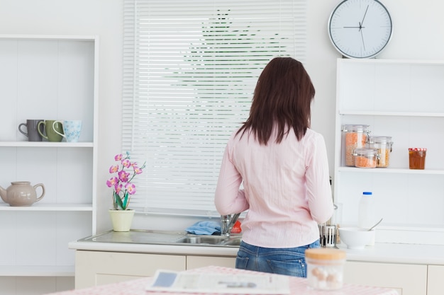 Achtermening van vrouw in de keuken