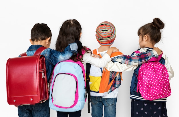 Achtermeningsgroep diverse jonge geitjes die rugzak dragen