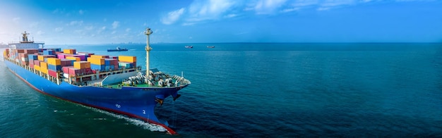 Achtersteven van grote vrachtschip import export container doos op de oceaan zee op blauwe lucht achtergrond conce