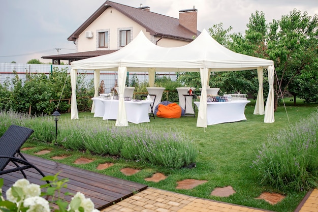 Achtertuin barbecuefeest in de zomer elegante decoratie luxe catering lekker en mooi eten