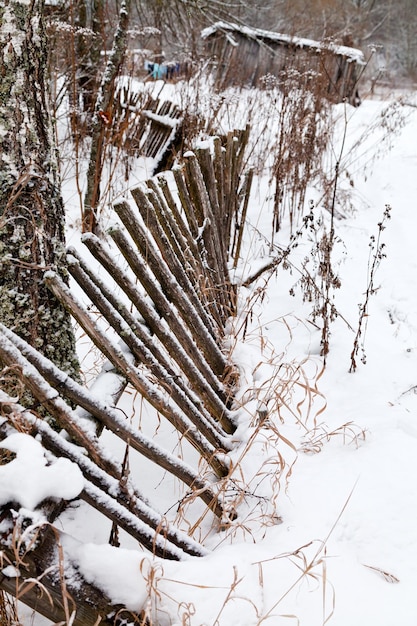 Achtertuin gammele omheining in de winter