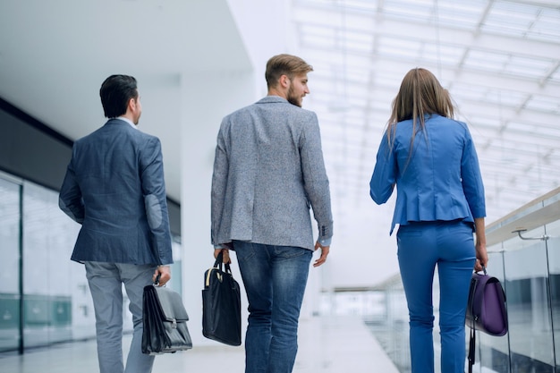 Achteruitkijkers lopen in het bedrijfsconcept van het kantoorgebouw