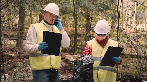 Foto achteruitzicht van een man die een digitale tablet gebruikt