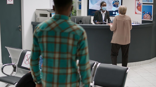 Achteruitzicht van een man die op de luchthaven werkt