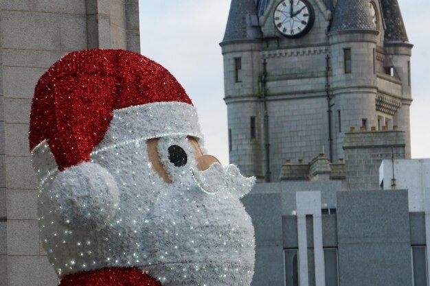 Foto achteruitzicht van een persoon die bij het kruis staat