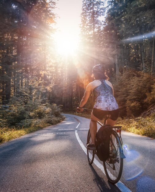 Foto achteruitzicht van een persoon die op de weg fietsen