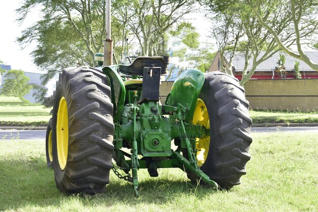 Foto achteruitzicht van een tractor op het veld tegen bomen