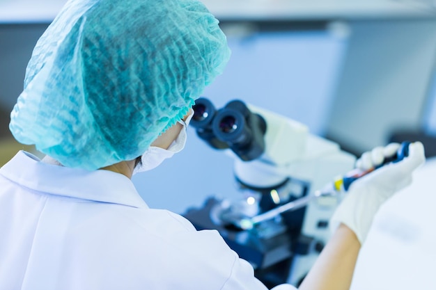Achteruitzicht van een vrouw die in een laboratorium werkt