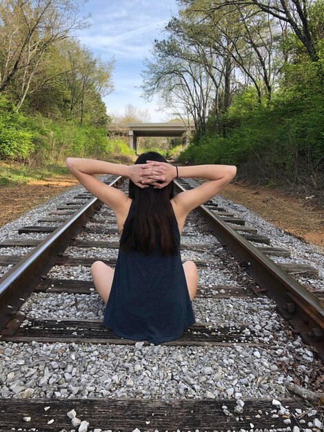 Foto achteruitzicht van een vrouw op het spoor