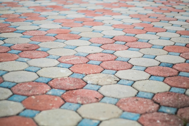Achthoek en vierkante bestrating van het cementblok in willekeurig kleurenpatroon