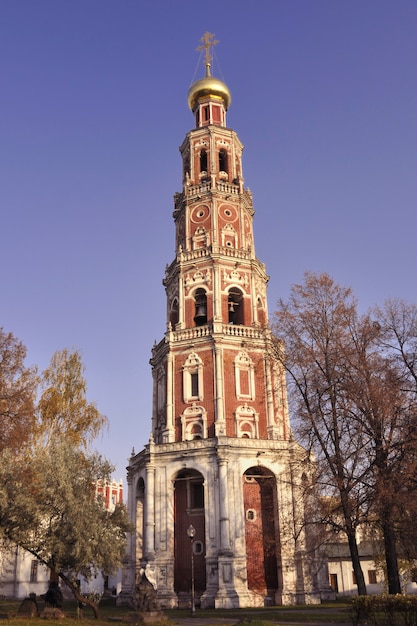 Achthoekige klokkentoren van het beroemde Novodevichy-klooster in Moskou