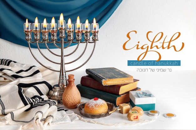 Achtste kaars van Chanoeka Belettering in het Engels en Hebreeuws met menorah traditionele kandelaar Joodse religieuze feestdag