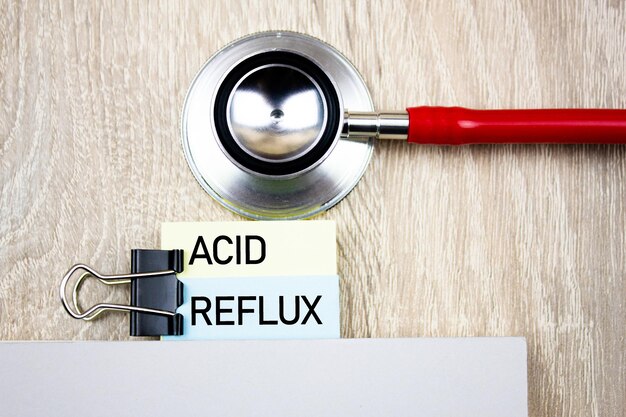 Foto acid reflux acroniemtekst op notitieblok met stethoscoop medisch concept