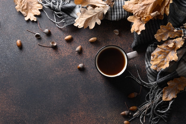 茶色の居心地の良い秋のライフスタイルのどんぐりコーヒー