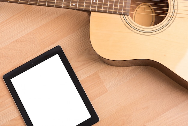 어쿠스틱 기타와 디지털 태블릿 빈 화면