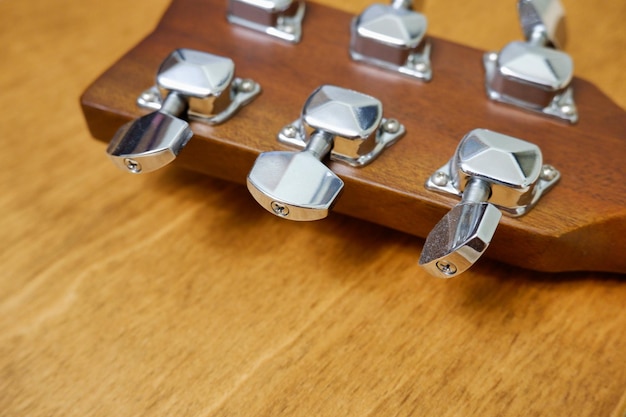 Foto headstock di chitarra acustica pigli di sintonizzazione della chitarra spot focus